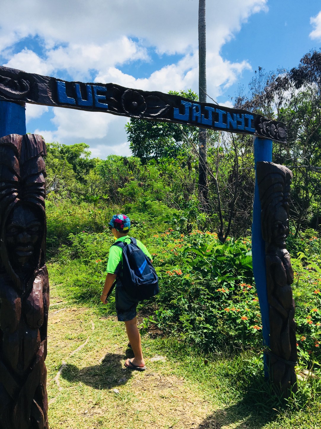 Walking to Lifou cave
